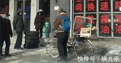 “保暖爷爷”接娃放学走红,这是我见过最拉风的“全景天窗”