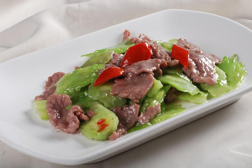 牛肉怎么腌才嫩?大厨教你3个技巧,不放料酒不放鸡蛋,滑嫩可口