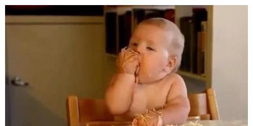宝妈|1岁宝宝用手抓面吃,看到宝宝战绩,网友:爷爷奶奶是绊脚石