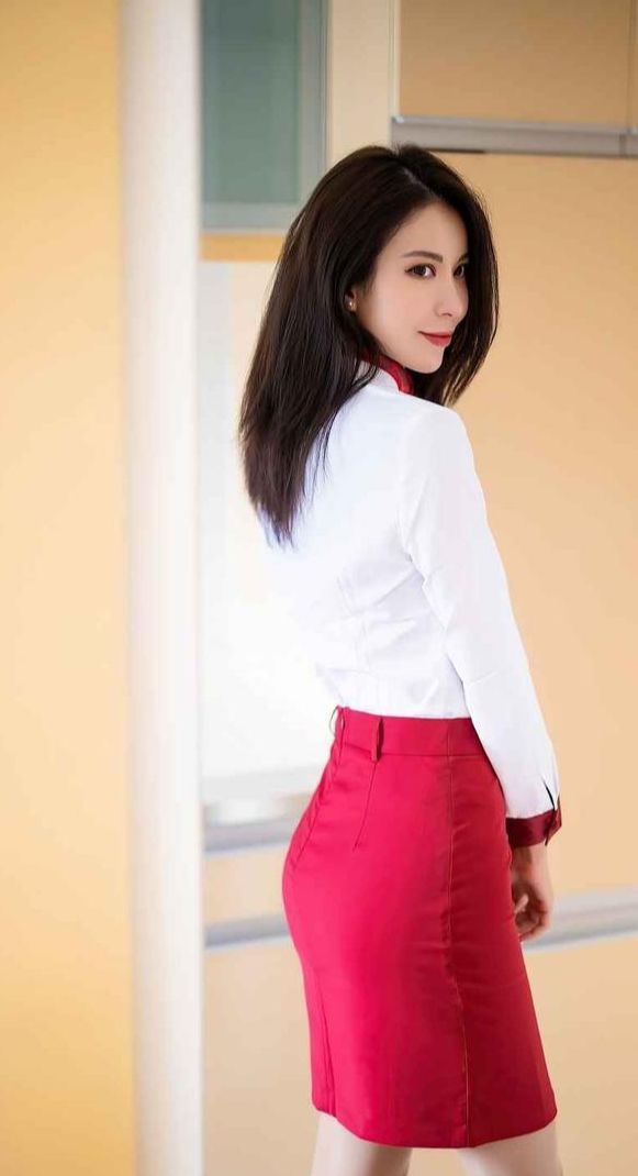 时尚 红色马甲搭配红色包臀裙,内搭白色衬衫,干练感十足又充满女人味