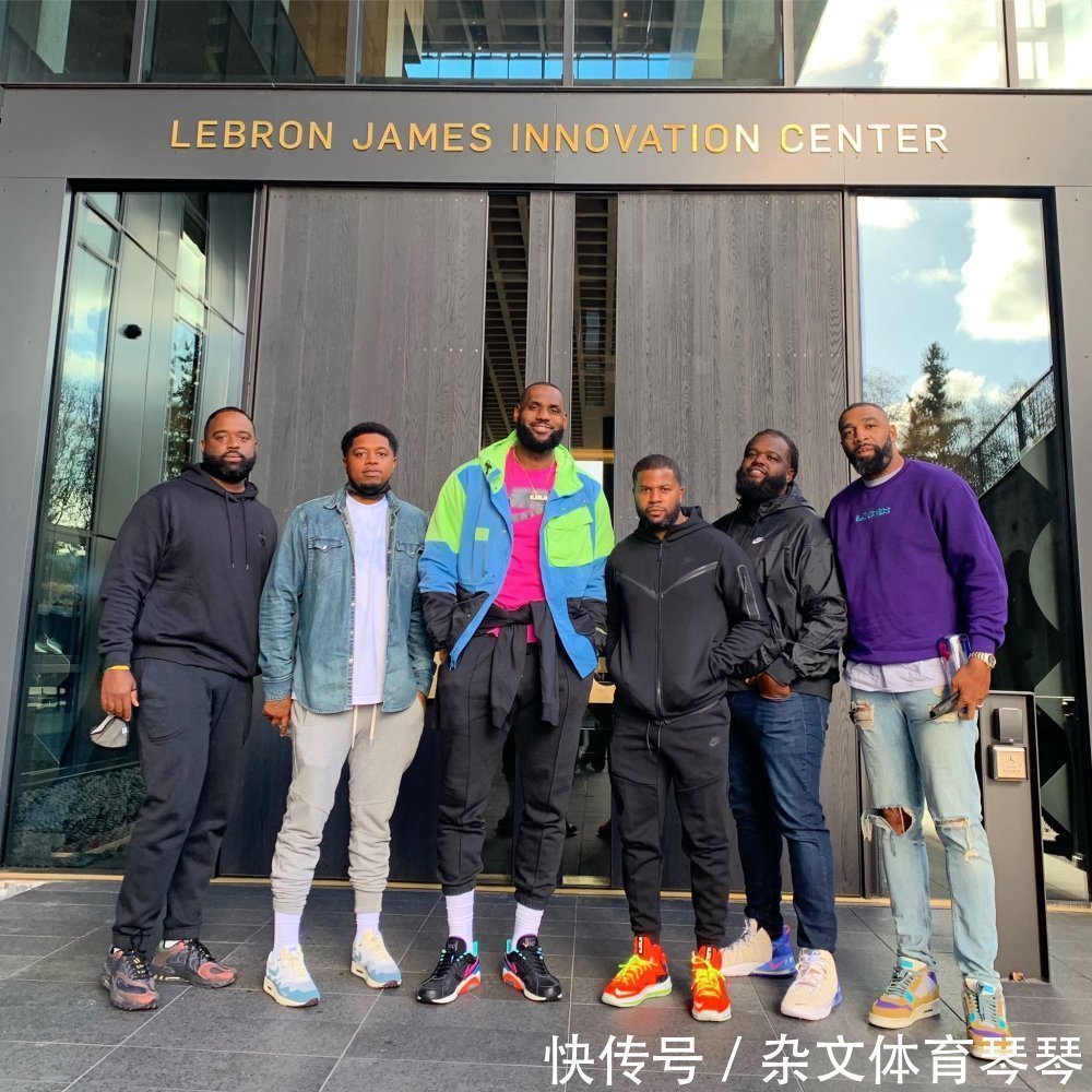 萨瓦娜|詹皇带亲友参观詹姆斯大楼!合影铜像表情抢镜 晒logo前集体合照