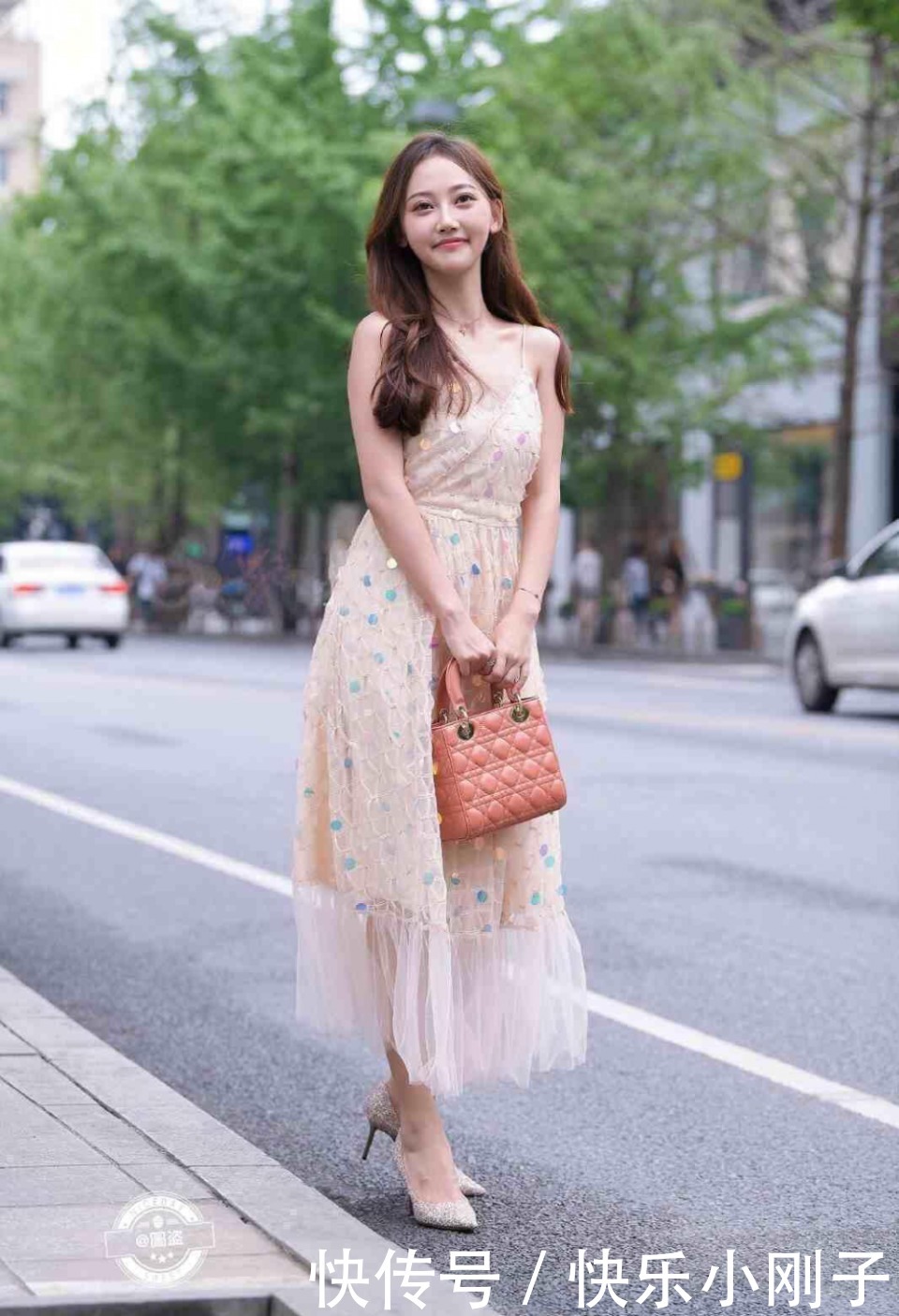 搭配|胯宽的连衣裙美女,简单搭配就能让造型美感进阶,特别好看