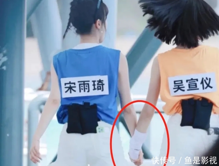 杨颖 《奔跑吧》宋雨琦吴宣仪走前排,杨颖走后排,雨琦的表情让人意外