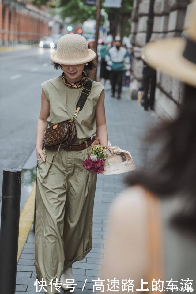 年纪大了不会搭也没关系!这位时尚博主的优雅穿搭,气质藏不住