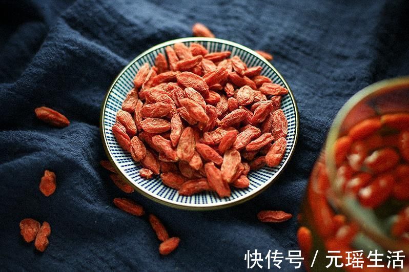 黑豆|早上补阳,晚上补阴精力不足,熬夜的人就吃它吧