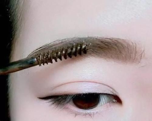 眼线眉毛难画？化妆大咖教你一招