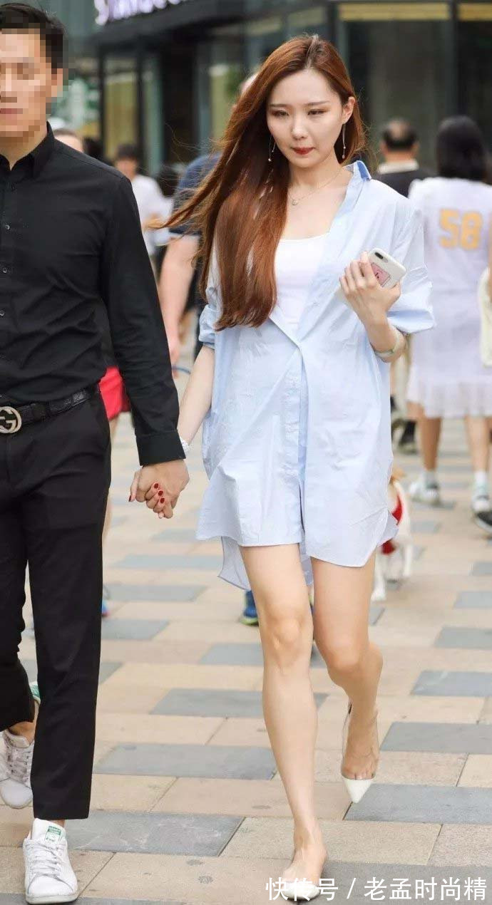 女朋友 街拍:果然是别人家的女朋友,长发飘逸,肤白貌美