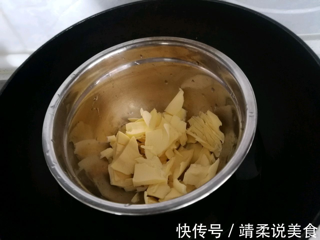 生乳酪草莓慕斯蛋糕,不仅颜值高,味道也甜美