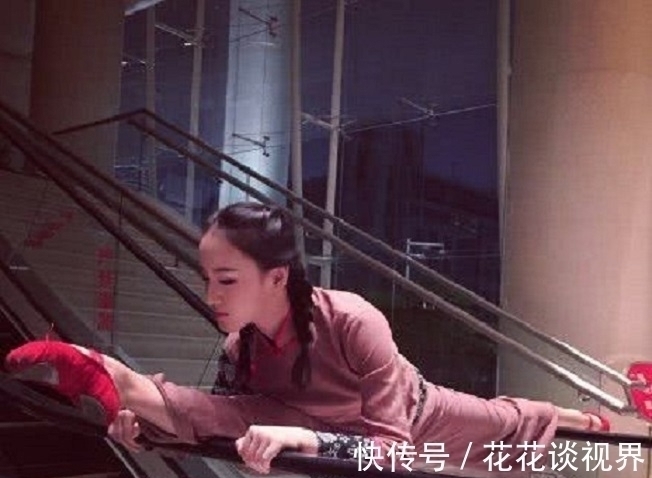 |搞笑GIF图:妹子,去扫大街还这么开心,真是够乐观的