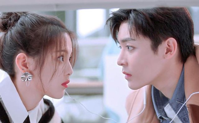 搭档杨超越综艺，侯明昊双剧预定播出，并与宋祖儿关晓彤合作