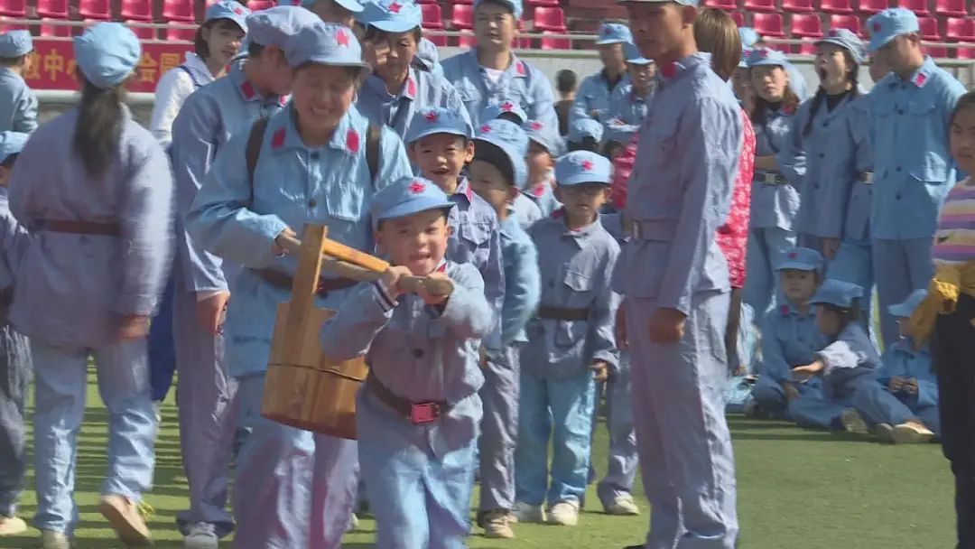 铁锹|弄啥？环江这么多娃拿上铁锹帮父母干农活，现场把人萌化了