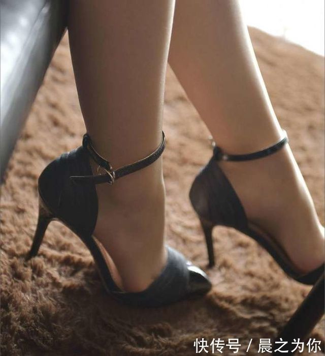 一字扣 清爽迷人的尖头细跟高跟鞋,表现活力可爱的一面