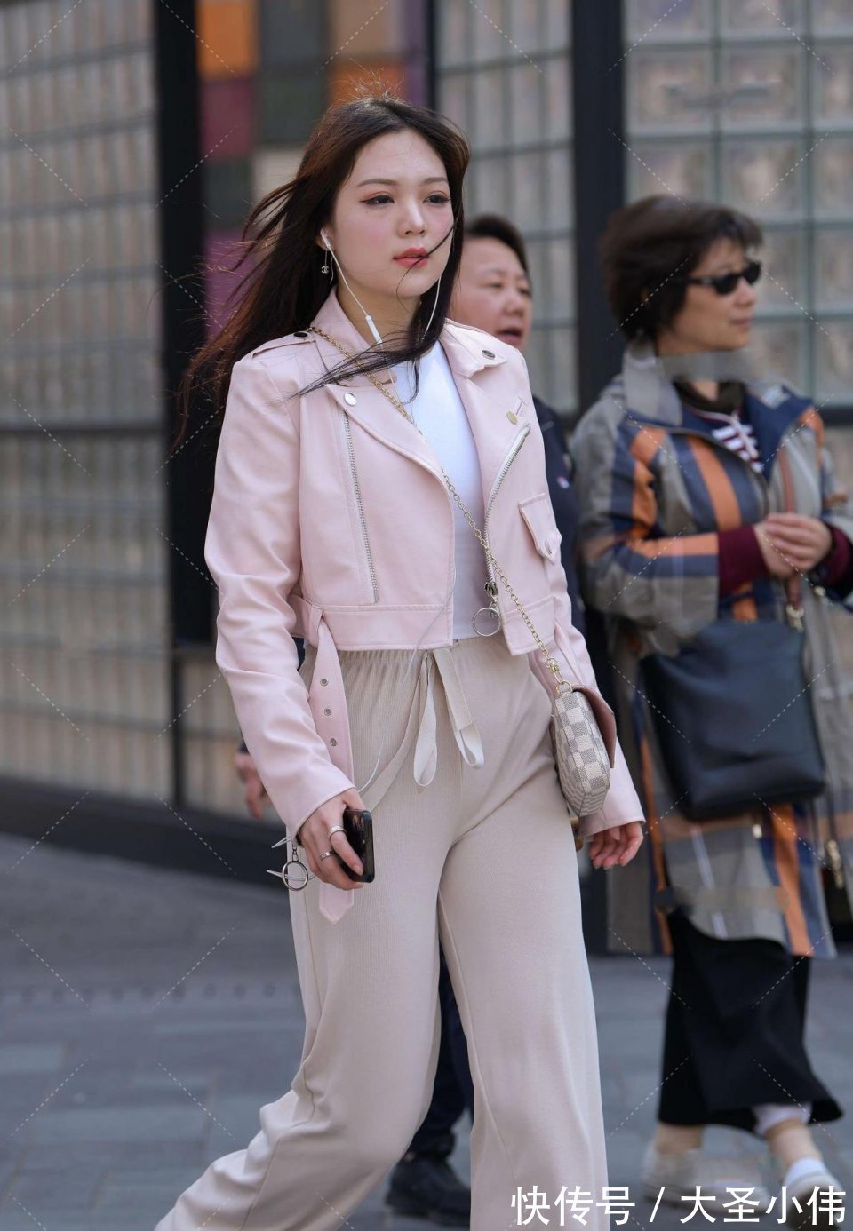 前卫|美女街拍:这真是我的梦中情人啊!父母喜欢的类型,好想请她一起吃个饭