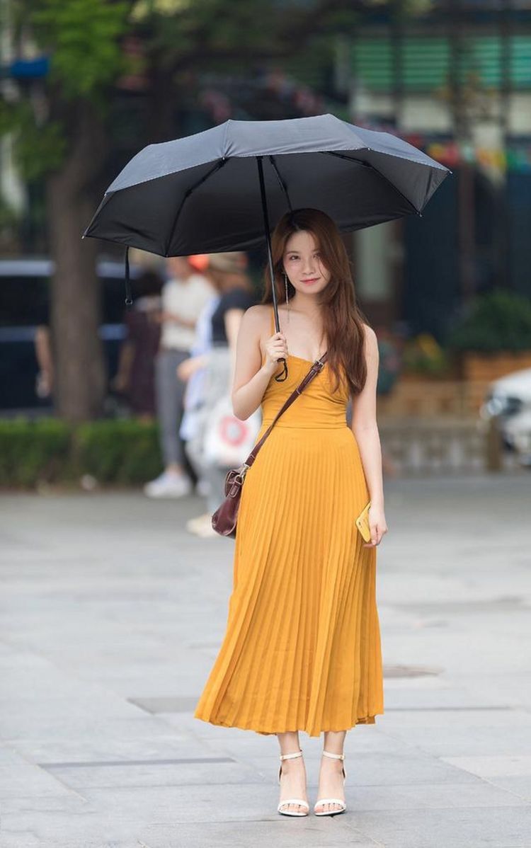 靓女|街拍，蓝色牛仔裤搭配卡其色背心，简洁大方