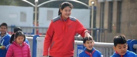 法尔|到底能长多高篮坛新星身高已与NBA第一巨人持平,姚明该乐了