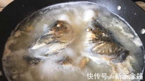 鱼汤颜色白不白,什么时候加水很重要!这时候加,浓白鲜美沒腥味
