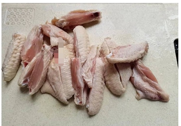 立秋后常做这道菜,食材加粉腌制,同玉米蒸熟上桌,鲜美不上火