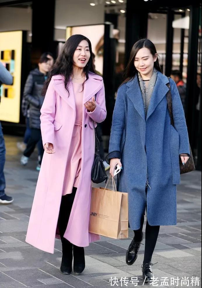 美少妇 街拍: 一对打扮时尚的成熟美少妇, 气质很知性, 谈吐很有雅致之美