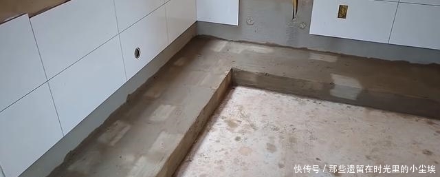 瓦工|瓦工给橱柜加了一层底座,完工后太实用,邻居看了都想重做