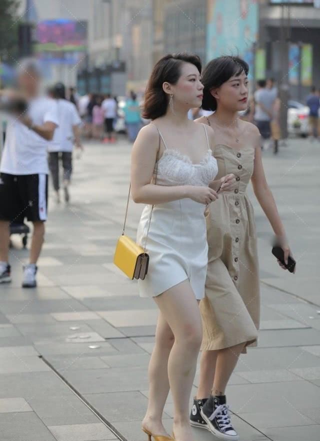 白色连衣裙|白色连衣裙搭配姜黄色的高跟鞋，“时尚气质”散发的淋漓尽致