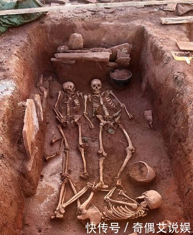 西伯利亚挖出“两女一男”墓,女人年龄差距30岁,分横竖摆放