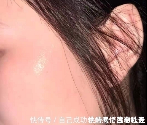 黑头 建议女生护肤远离这四个“坏习惯”,不然皮肤变差,黑头痘痘变多