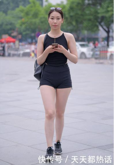 黑色吊带背心搭配修身的短裤,清凉舒适,大方得体