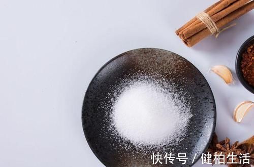 更年期|女人过了45岁要管住嘴,6种食物要少吃,能安度更年期,显年轻