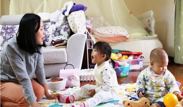 小动作|7、8个月的孩子会爬就行?宝宝手上有这3个小动作,才是真聪明