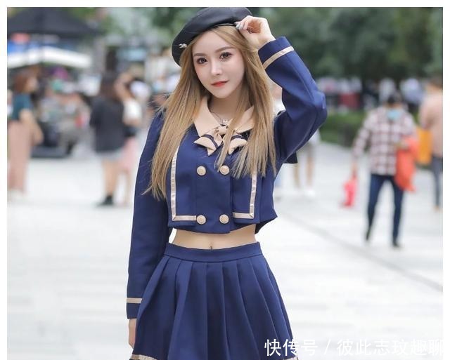 高雅|身材好就是不一样,街头美女的简单穿搭,高雅又大气