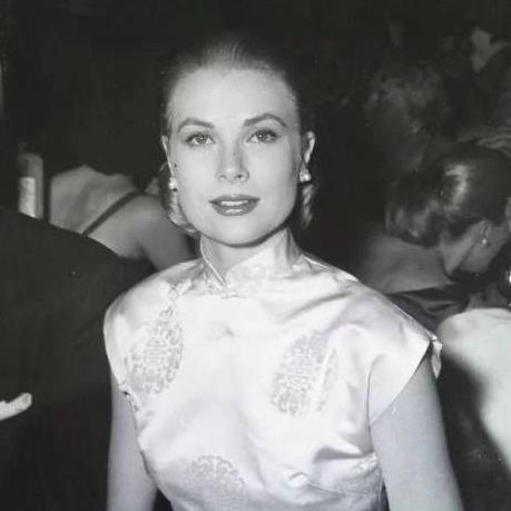 旗袍|不只东方人驾驭! 10位展现旗袍之美的好莱坞女神, 妮可S曲线美翻