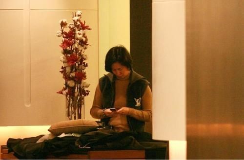 马甲|坐拥320亿身家的何超琼,穿毛衣配小马甲,造型和普通人一个样