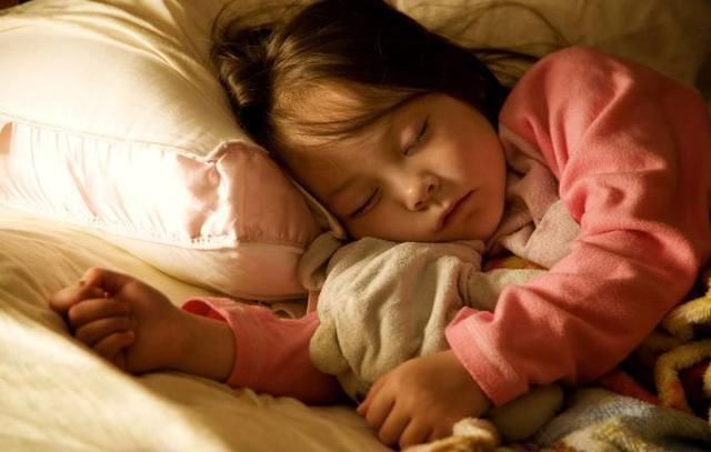 孩子|七岁孩子想和妈妈一起睡觉,爸爸拒绝,孩子的话让妈妈忍不住笑