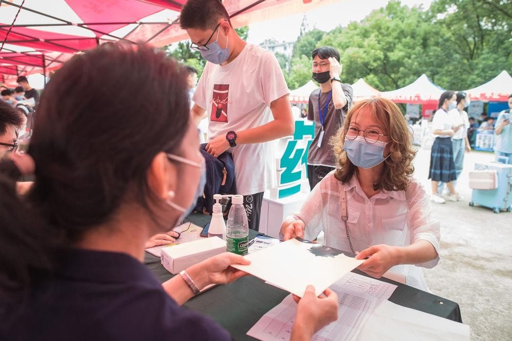 安庆一中|边高考边战胜白血病，这个女孩来武汉大学报到了