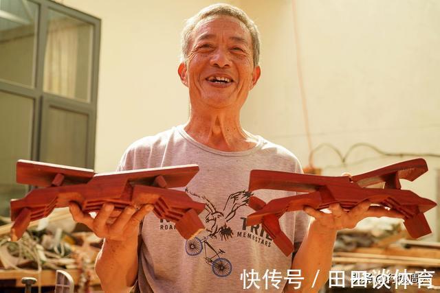 许大哥$农民大哥研发出鲁班凳,能坐能枕能玩1个卖2000元,是个啥样
