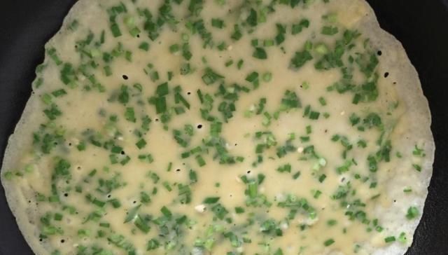 教你自己做韭菜鸡蛋饼,从此早餐就吃它了,既好吃又营养