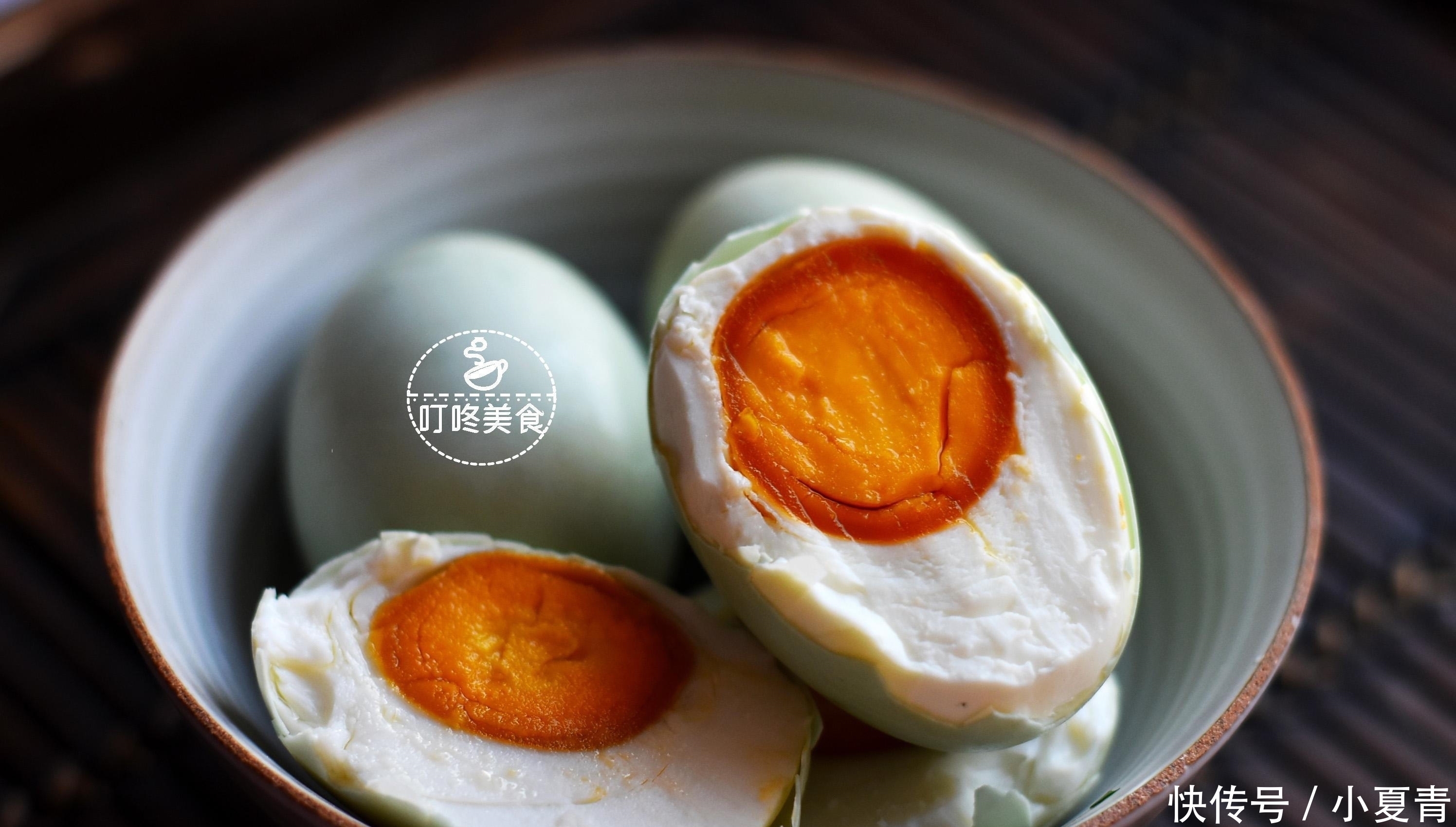 想吃咸鸭蛋不用买,教你腌制特简单,学会此方法,个个起沙又流油
