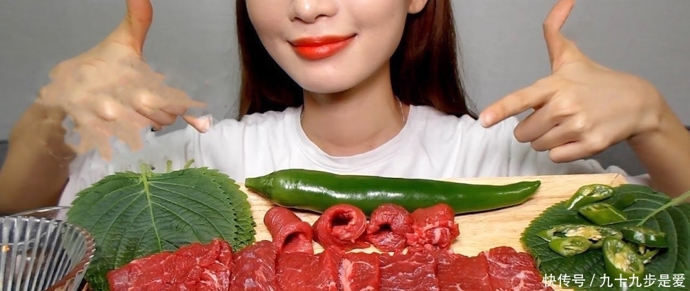 日本小姐姐整了一盘生牛肉,整整1斤,看完吃法,不淡定了!