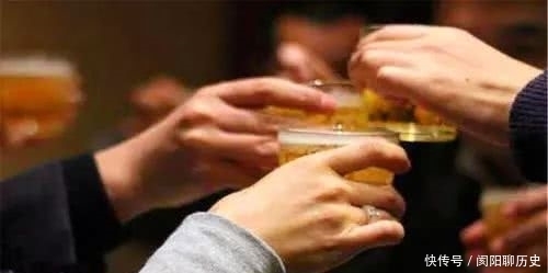 俗语“父子不同桌,叔侄不对饮”,酒桌文化有哪些讲究?