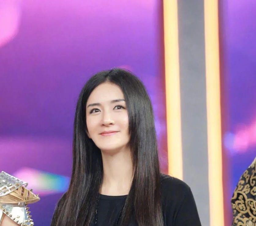 张雨绮|张雨绮主持《快本》聒噪不已，多次打断嘉宾说话，何炅都圆不了场！