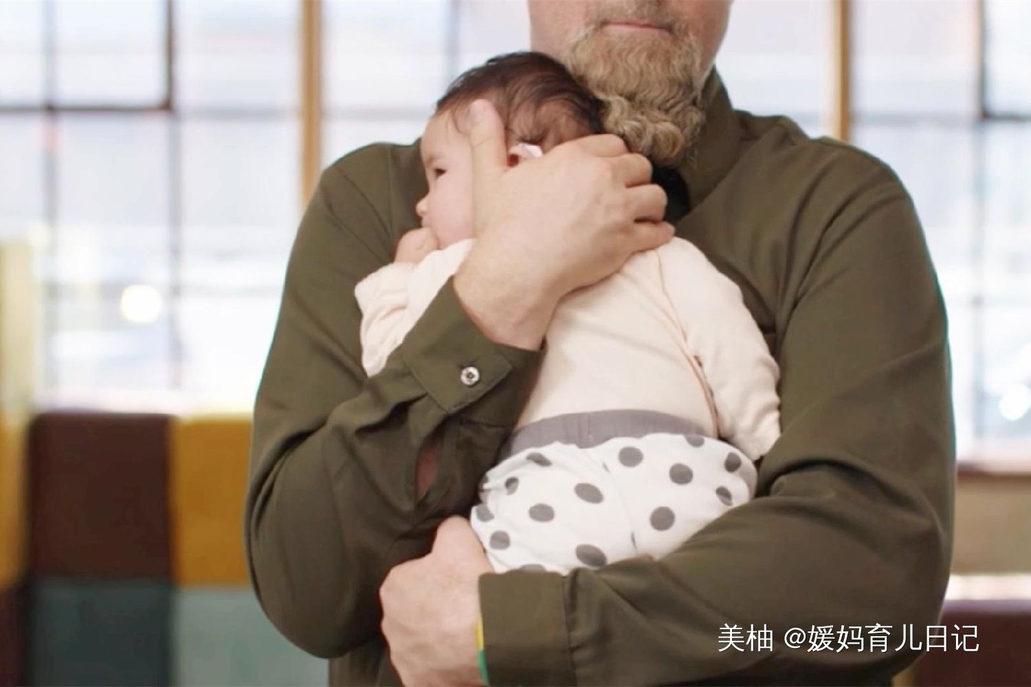 宝宝3个月还不会抬头，竖抱时脖子立不稳，再不引导有点麻烦