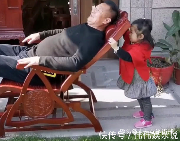 宝宝|“超享受爷爷”被孙女伺候火了，躺在摇椅上的爷爷笑开了花