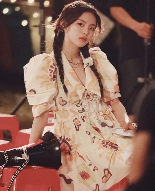 少女感|难怪会被老板一眼相中,泡泡袖上衣配短裙,美成漫画女主