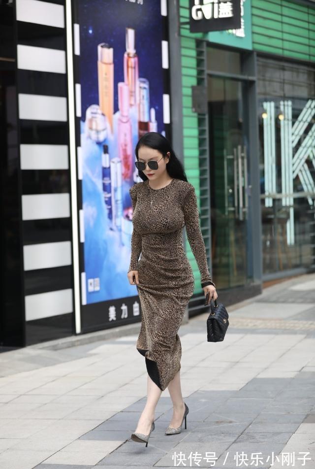 黑白灰 连衣裙要搭配一双浅色的鞋子,才能避免单调无趣,都很方便