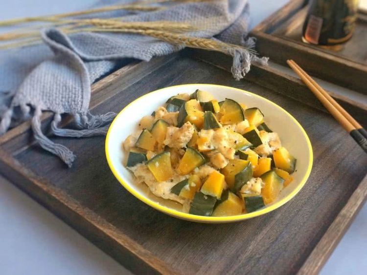 这是一道吃再多也不担心胖的菜，荤素搭配，相当低脂