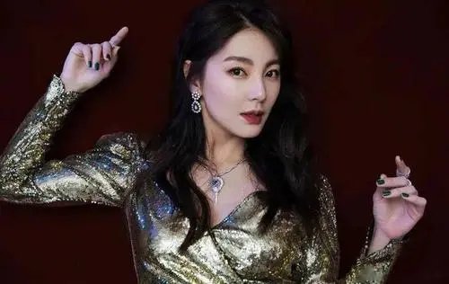 “人設(shè)過(guò)頭”張雨綺：帶薪翹班還說(shuō)演員高危，上綜藝抱團(tuán)孤立素人