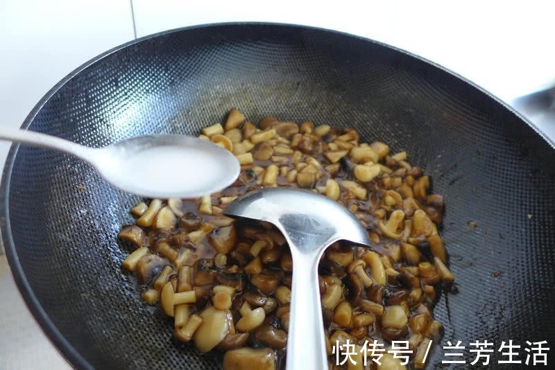 蘑菇|家常葱烧蘑菇，简单炒一炒，比肉都好吃，下饭又解馋