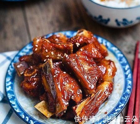 “糖醋排骨”的家常传统做法，味道比饭店的还香，好吃还不油腻！