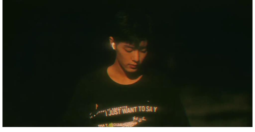 肖战放风筝氛围感大片来袭，是童心未眠，也是压抑太久的天性释放