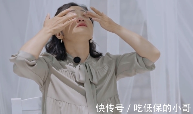 44岁女星自称是校花,在家全职10年没戏拍,离婚后租房一个人带娃